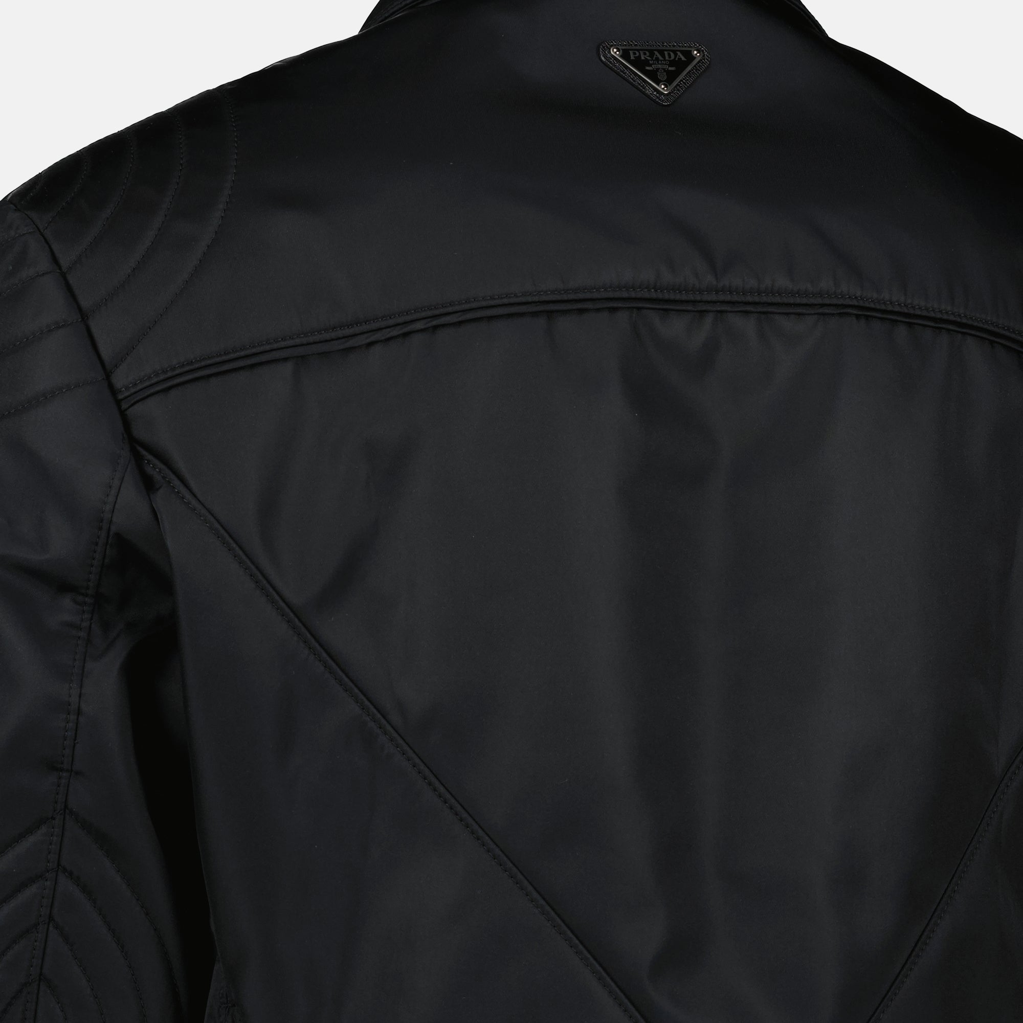 Immagine della giacca in nylon nero di Prada per uomo - Primavera-Estate 2026 - Vista dettagliata_2