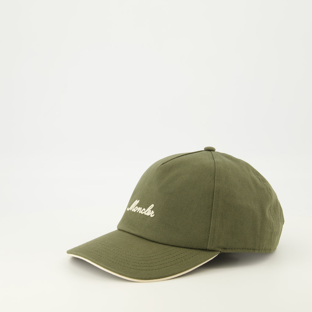 Immagine del cappello khaki con logo del marchio Moncler per Uomo - Collezione Primavera-Estate 2026 - Vista Posteriore