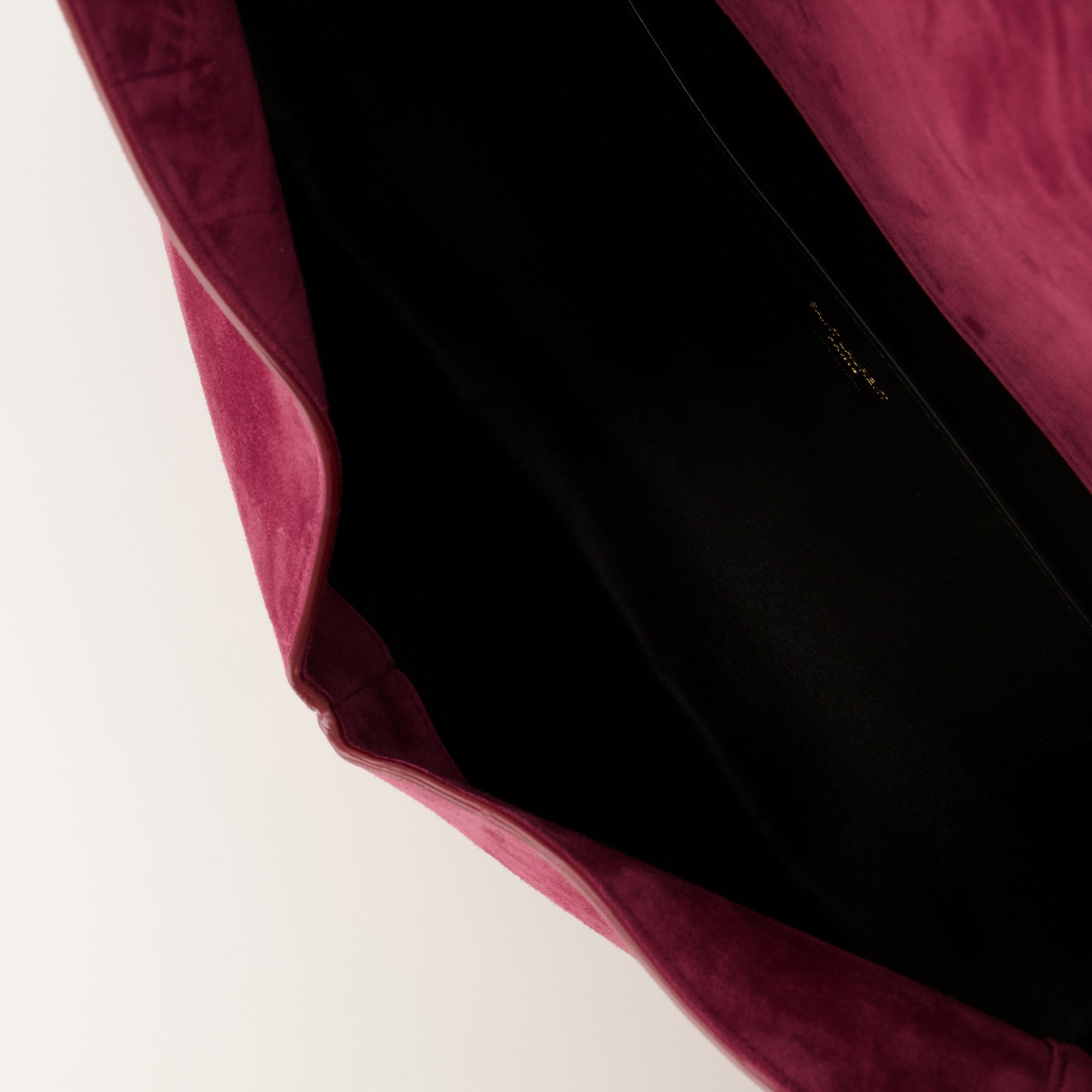 여성을 위한 생 로랑의 보라색 스웨이드 가죽 카산드르 클러치 백 이미지 - 2026 봄/여름 - 상세 뷰_3