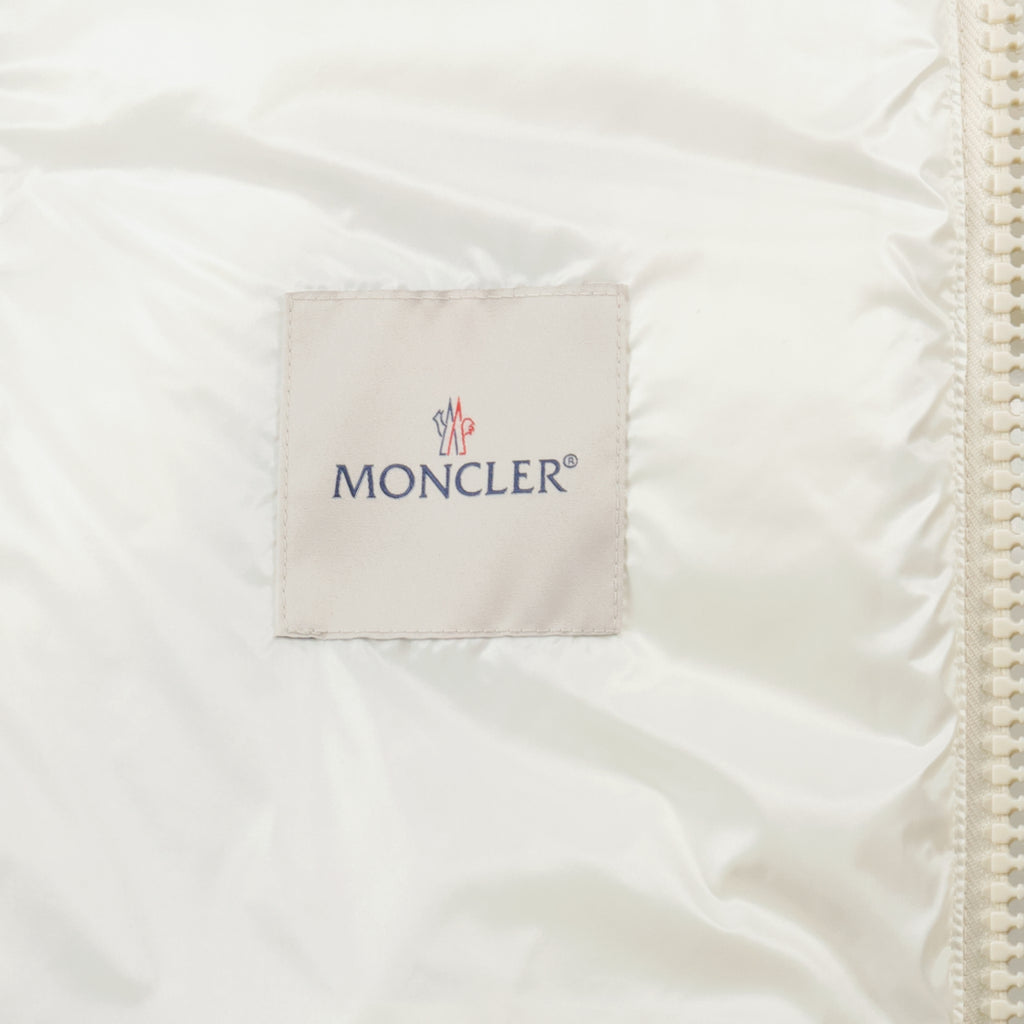 女性用モンクレールアンドロピンクダウンジャケットの画像 - 2026年春夏シーズン - 詳細ビュー_2