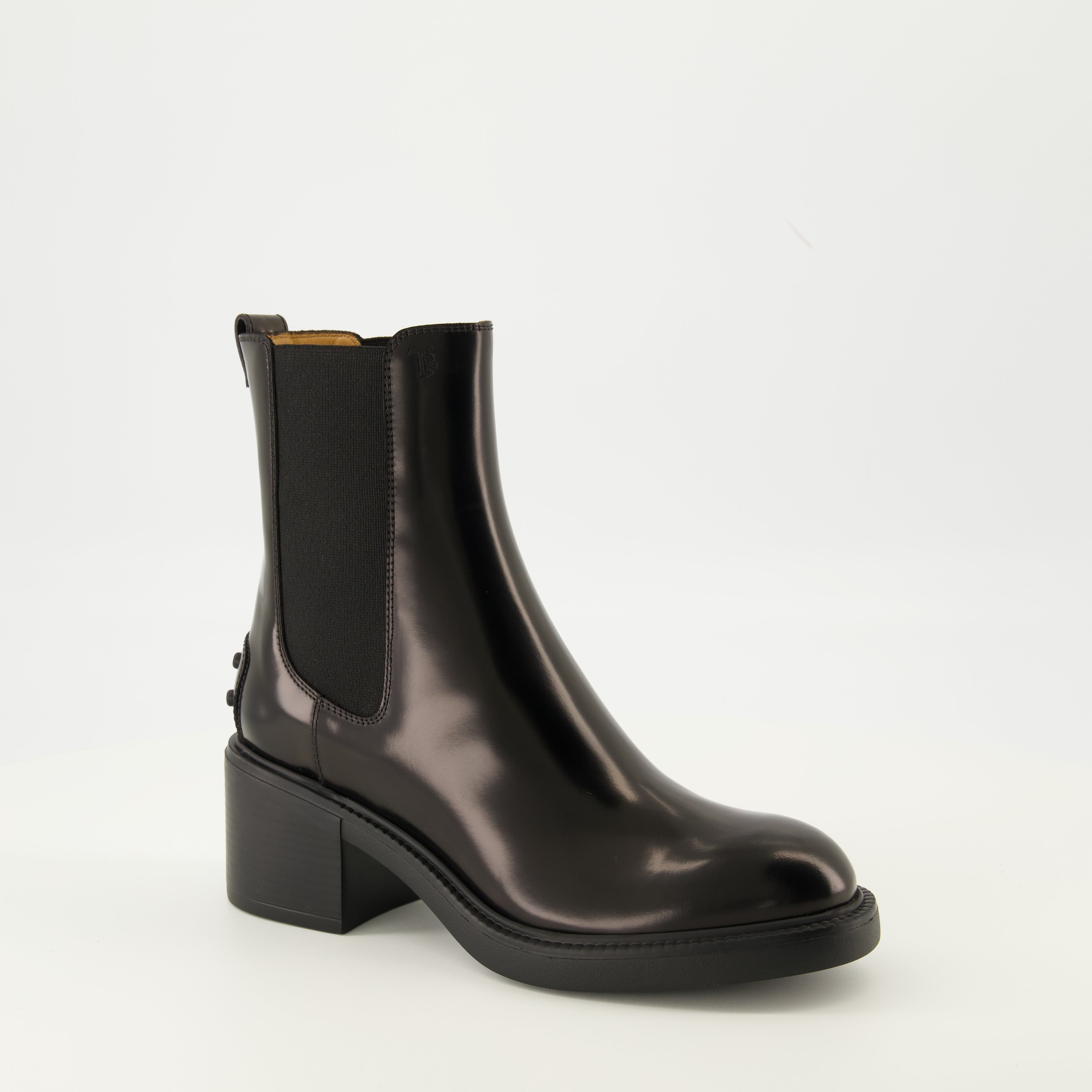 Image of Tod's Women's Leather Ankle Boots - Autumn-Winter 2025 - Right Three-Quarter Front View