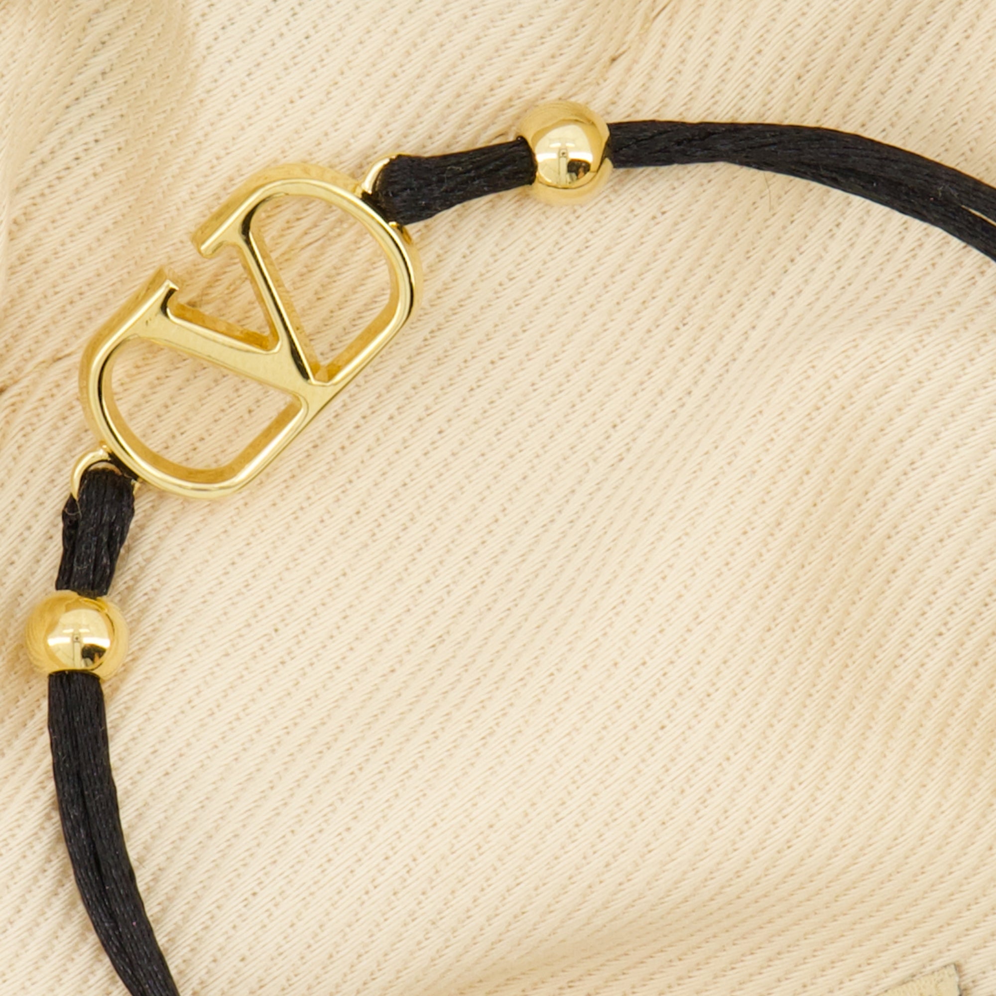 Image of the black Vlogo bracelet from the brand Valentino Garavani for Women - Spring-Summer 2026 - Detailed View 2