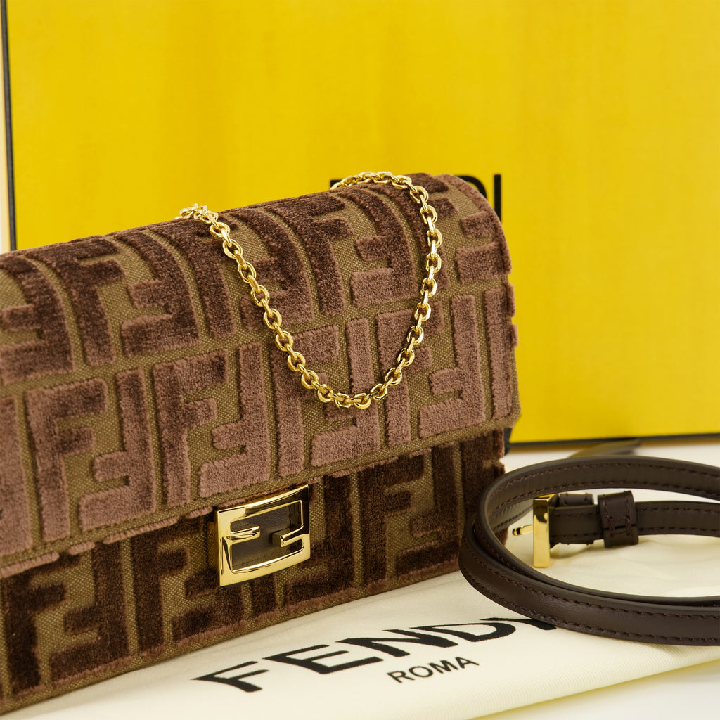 Imagem da carteira Baguette de veludo castanho com corrente da Fendi para Mulher - Temporada Outono-Inverno 2025 - Vista Detalhada_2