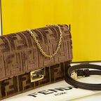 Immagine del portafoglio Baguette in velluto marrone con catena di Fendi per Donna - Stagione Autunno-Inverno 2025 - Vista Dettagliata_2
