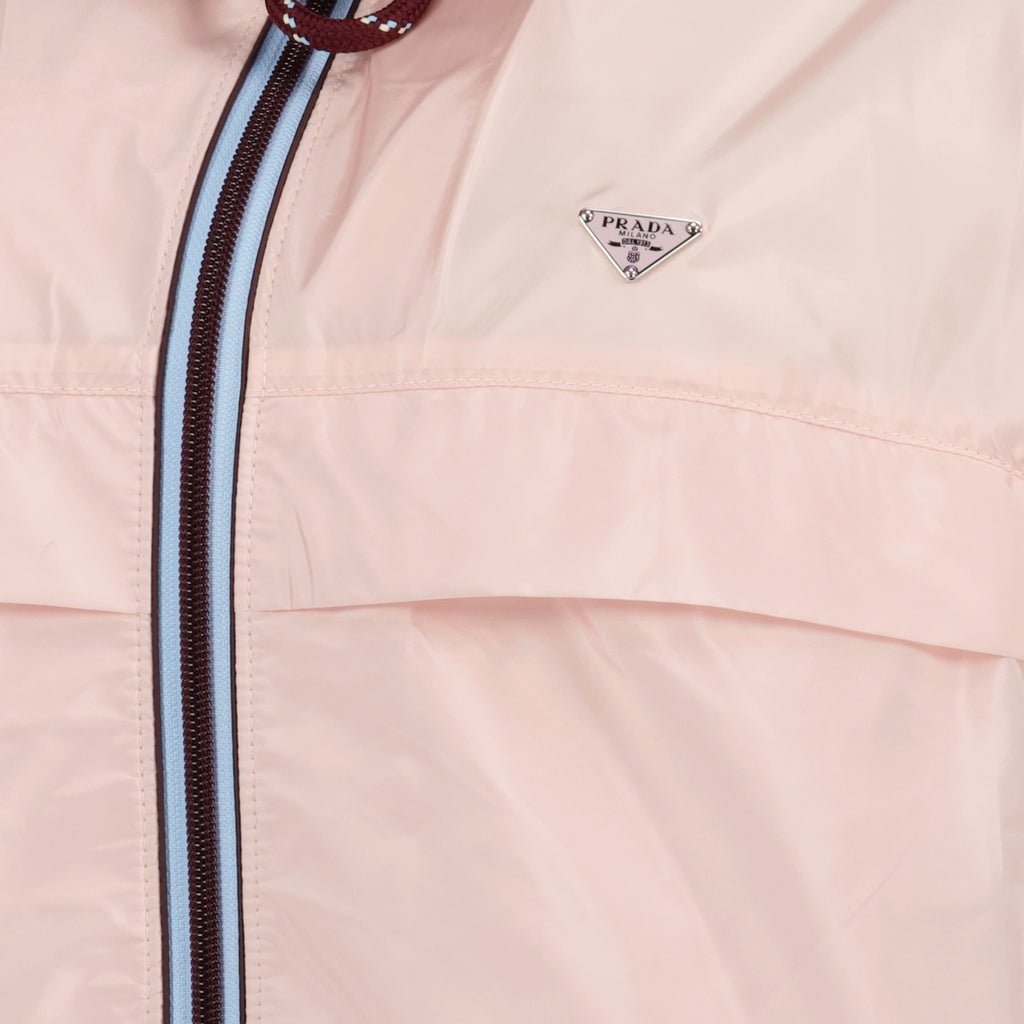 Bild des Prada Damen Windbreakers aus Re-nylon in mittellangem rosa - Frühjahr-Sommer 2026 - Detailansicht_2