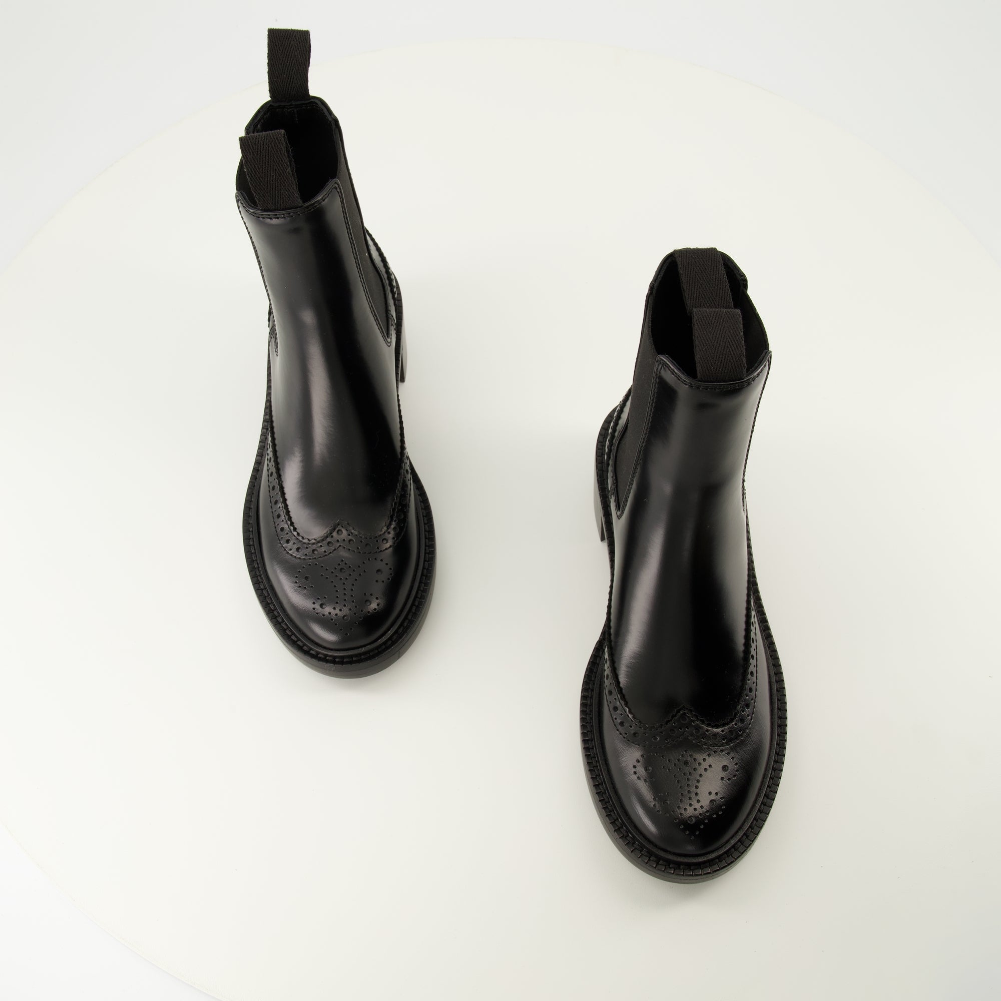 Image de l'article Bottines Chelsea de la marque Saint Laurent pour Femme - Saison Automne-Hiver 2025 - Vue de dessus paire de chaussure
