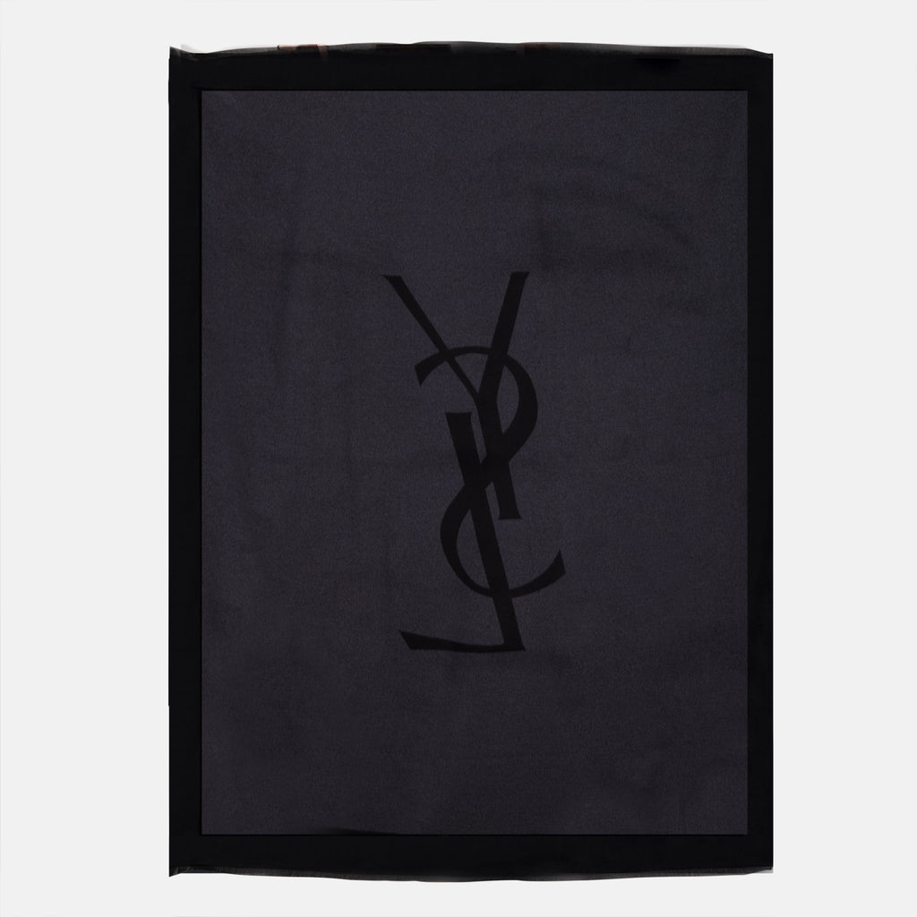 Bild des Cassandre-Plüsch von der Marke Saint Laurent für Herren - Herbst/Winter 2025 - Rückansicht