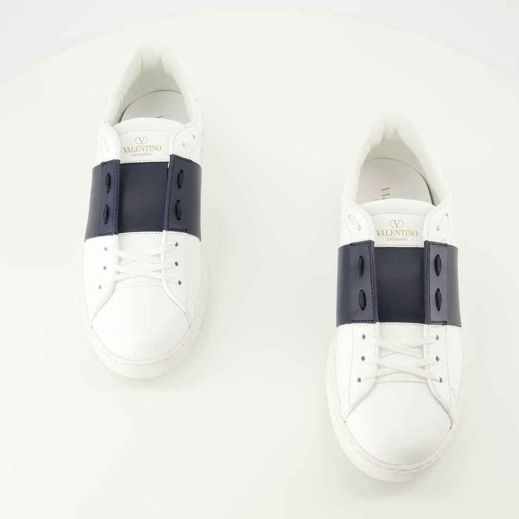 Imagem do Ténis Open com faixa azul marinho da marca Valentino Garavani para Homem - Coleção Primavera-Verão 2026 - Vista três quartos frontal direita