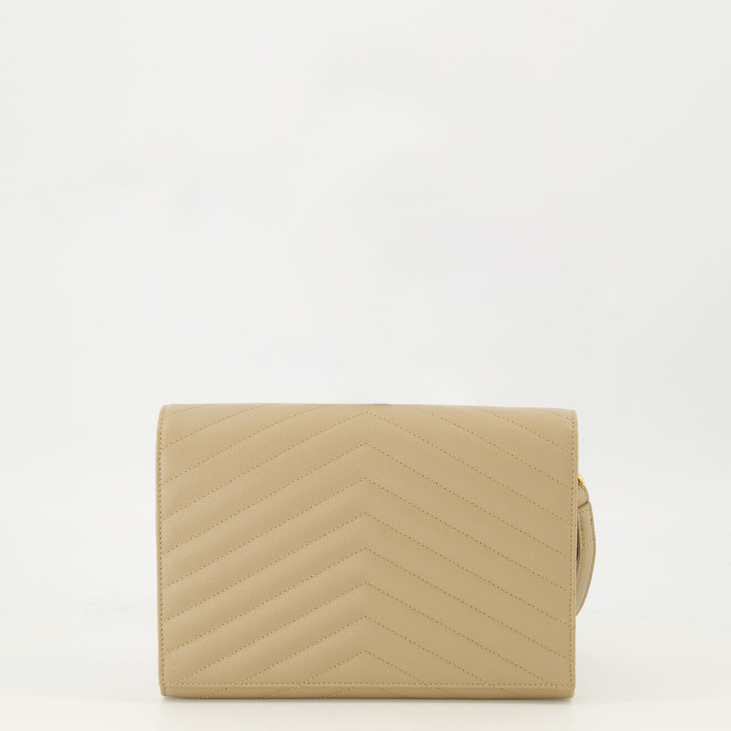Imagen de la cartera de sobre Cassandre de cuero beige de la marca Saint Laurent para mujer - Temporada Primavera-Verano 2026 - Vista trasera