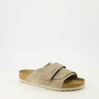 Bild der beigefarbenen Wildleder-Sandalen Kyoto der Marke Birkenstock für Unisex - Saison Frühling-Sommer 2026 - Dreiviertelansicht von vorne rechts