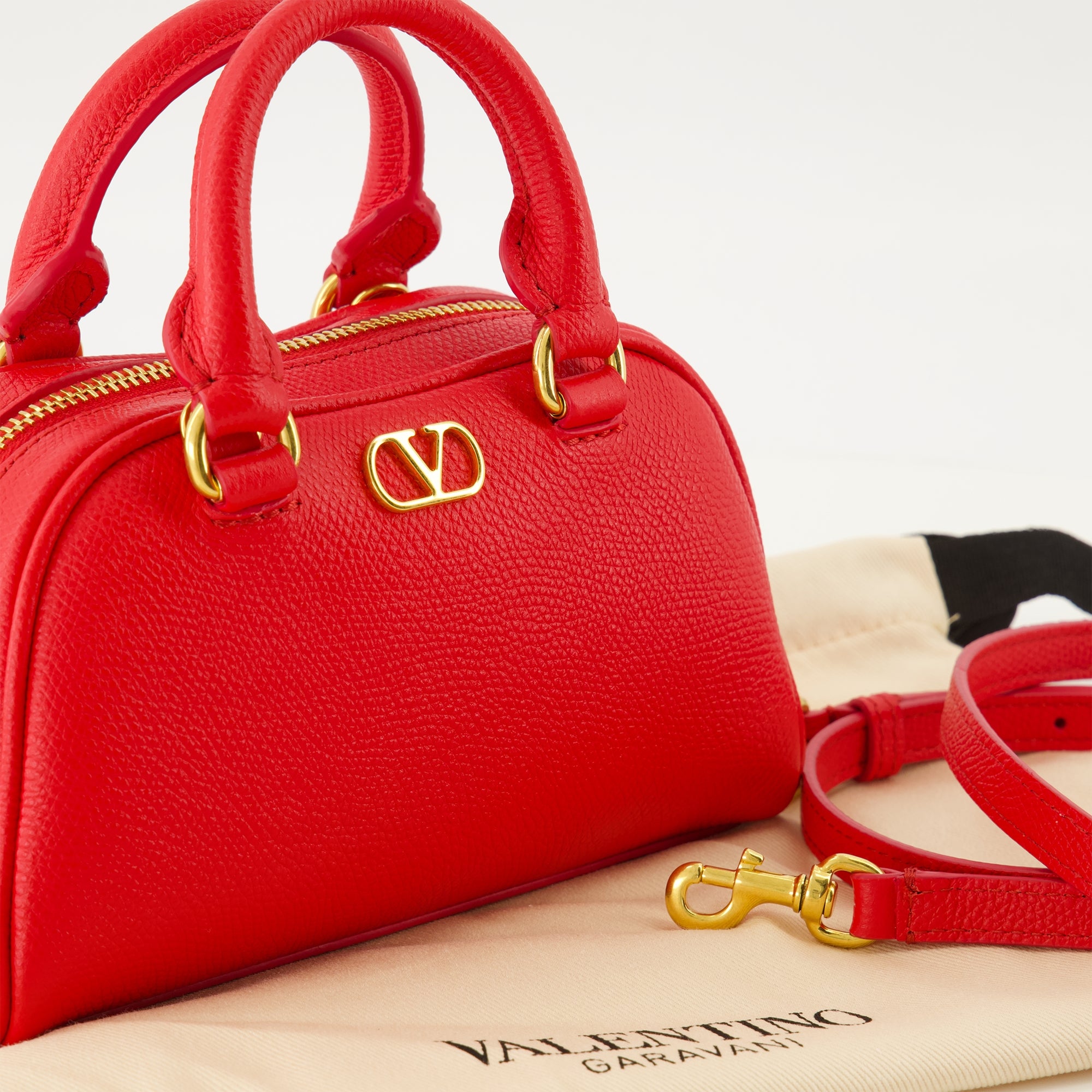 Image de l'article Mini sac Bowling Vlogo rouge de la marque Valentino Garavani pour Femme - Saison Printemps-Été 2026 - Vue détaillée_2