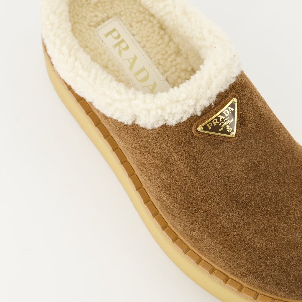 여성을 위한 프라다 모피 뮬 이미지 - 2025 가을-겨울 시즌 - 위에서 자세히 보기
