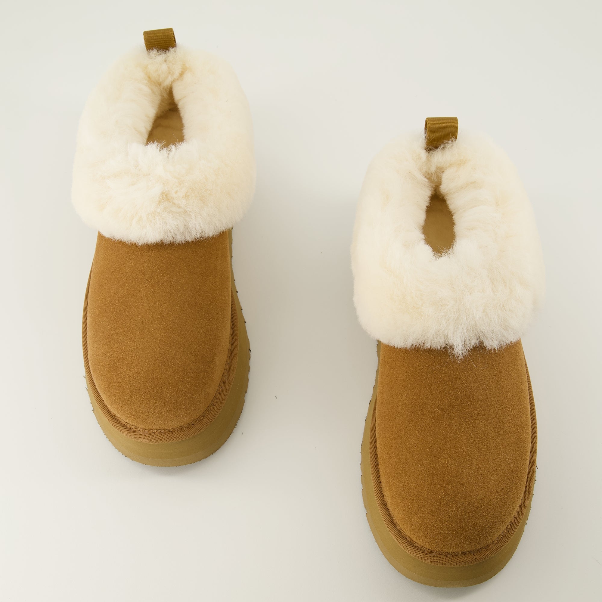 Image de l'article Bottines Tazzelle marron de la marque Ugg pour Femme - Saison Printemps-Été 2026 - Vue de dessus paire de chaussure