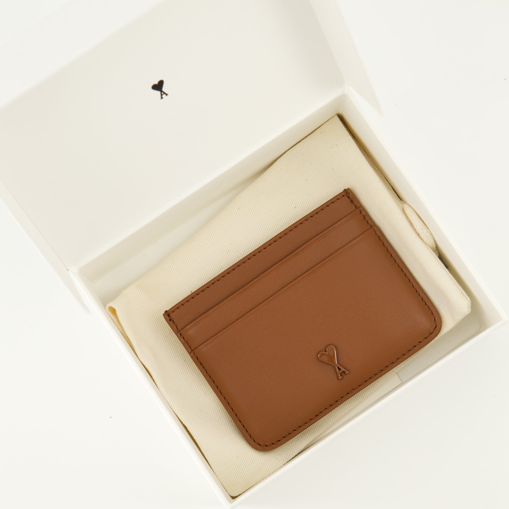 Image de l'article Porte-cartes AMI de coeur marron de la marque Ami PARIS pour Unisex - Saison Printemps-Été 2026 - Vue détaillée_3