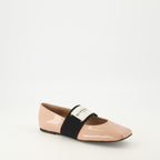 Imagen de las Ballerinas Sliced Square de Givenchy para Mujer - Temporada Otoño-Invierno 2025 - Vista tres cuartos delantera derecha