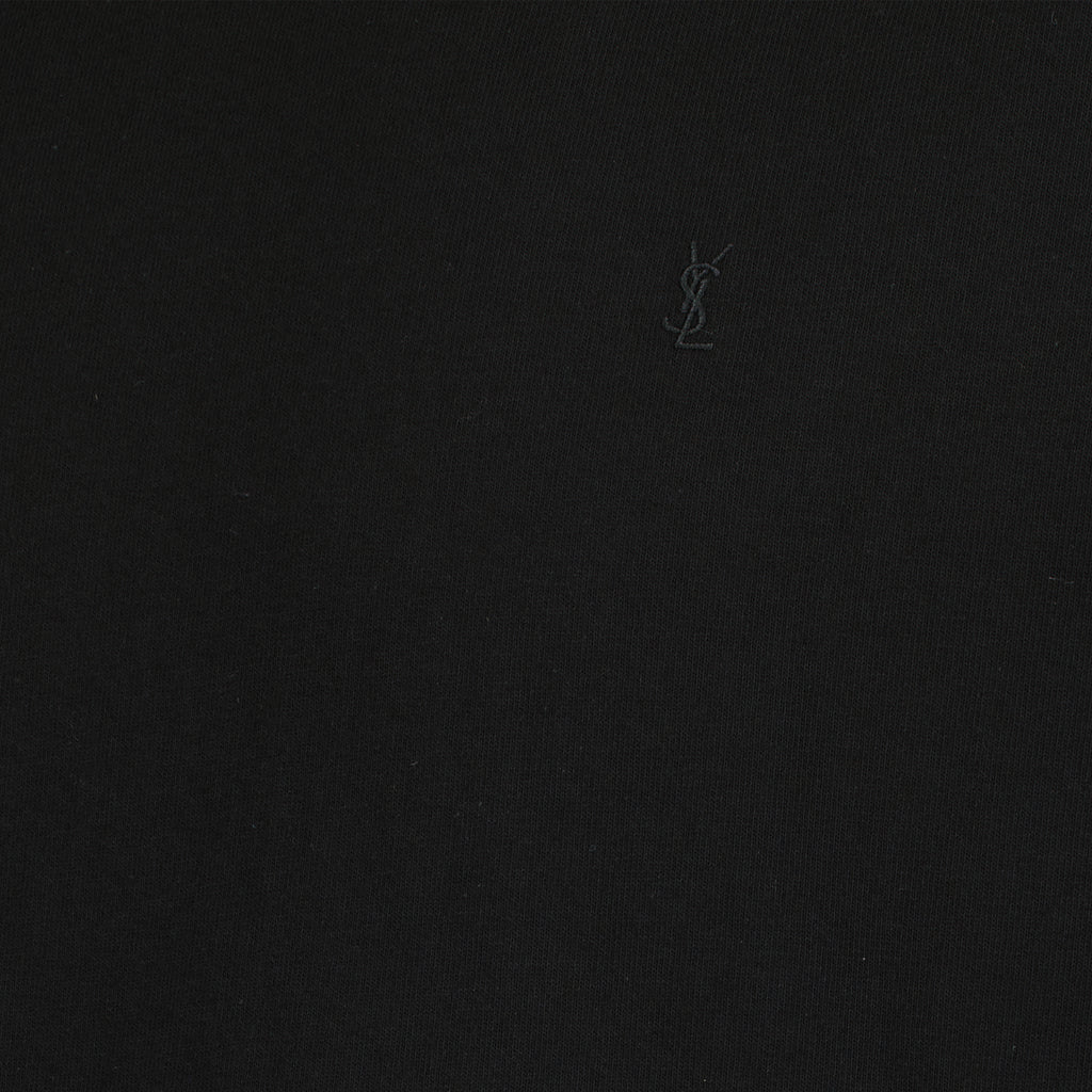 Bild des übergroßen schwarzen Cassandre T-Shirts von Saint Laurent für Herren - Frühjahr/Sommer 2026 - Detailansicht_1