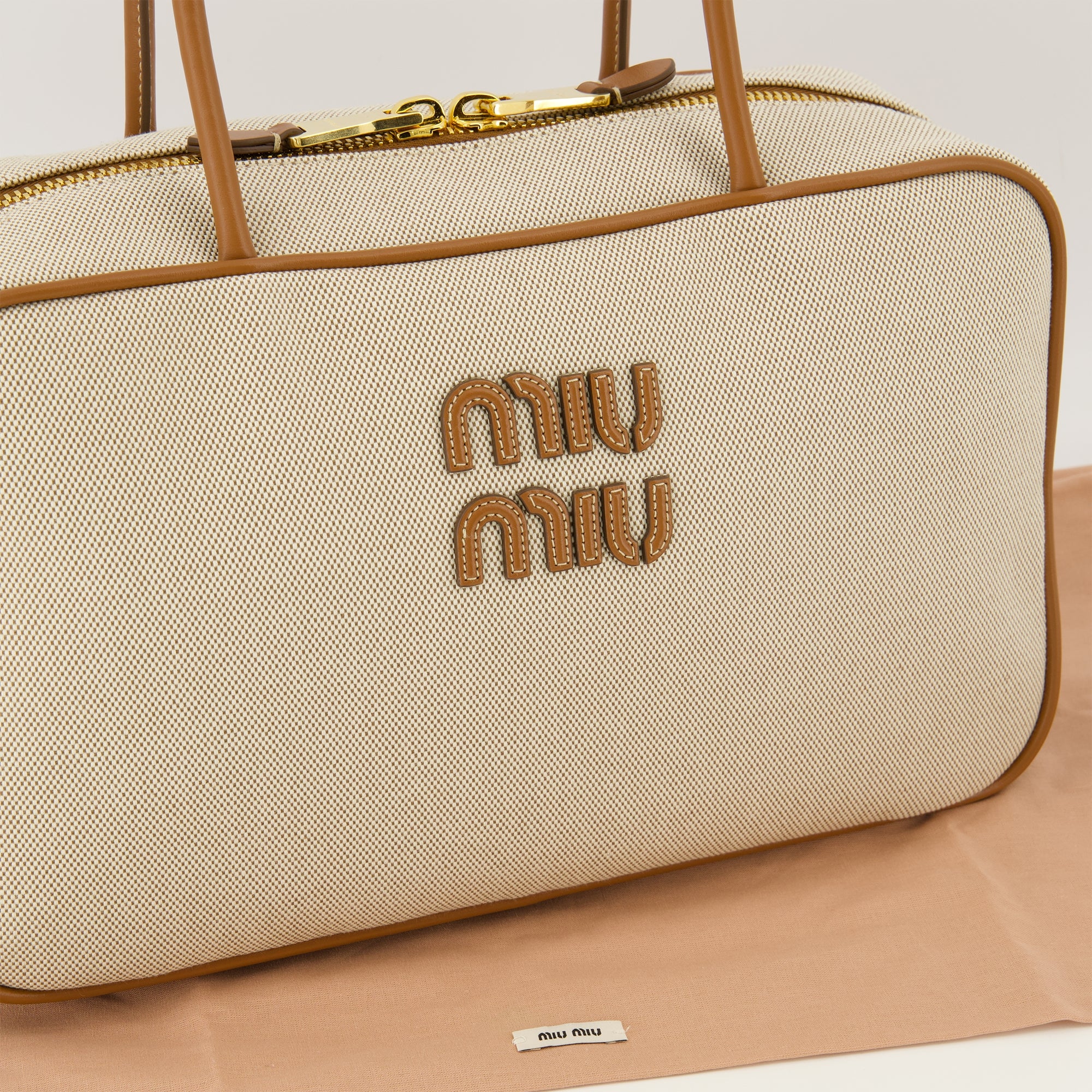 Image de l'article Sac en toile et cuir de la marque Miu Miu pour Femme - Saison Automne-Hiver 2025 - Vue détaillée_2