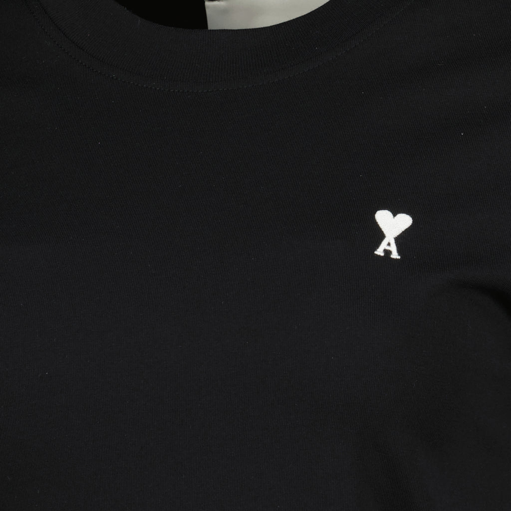 Imagen de la camiseta de algodón con corazón negro AMI de la marca Ami PARIS para Mujer - Temporada Primavera-Verano 2026 - Vista Detallada_1