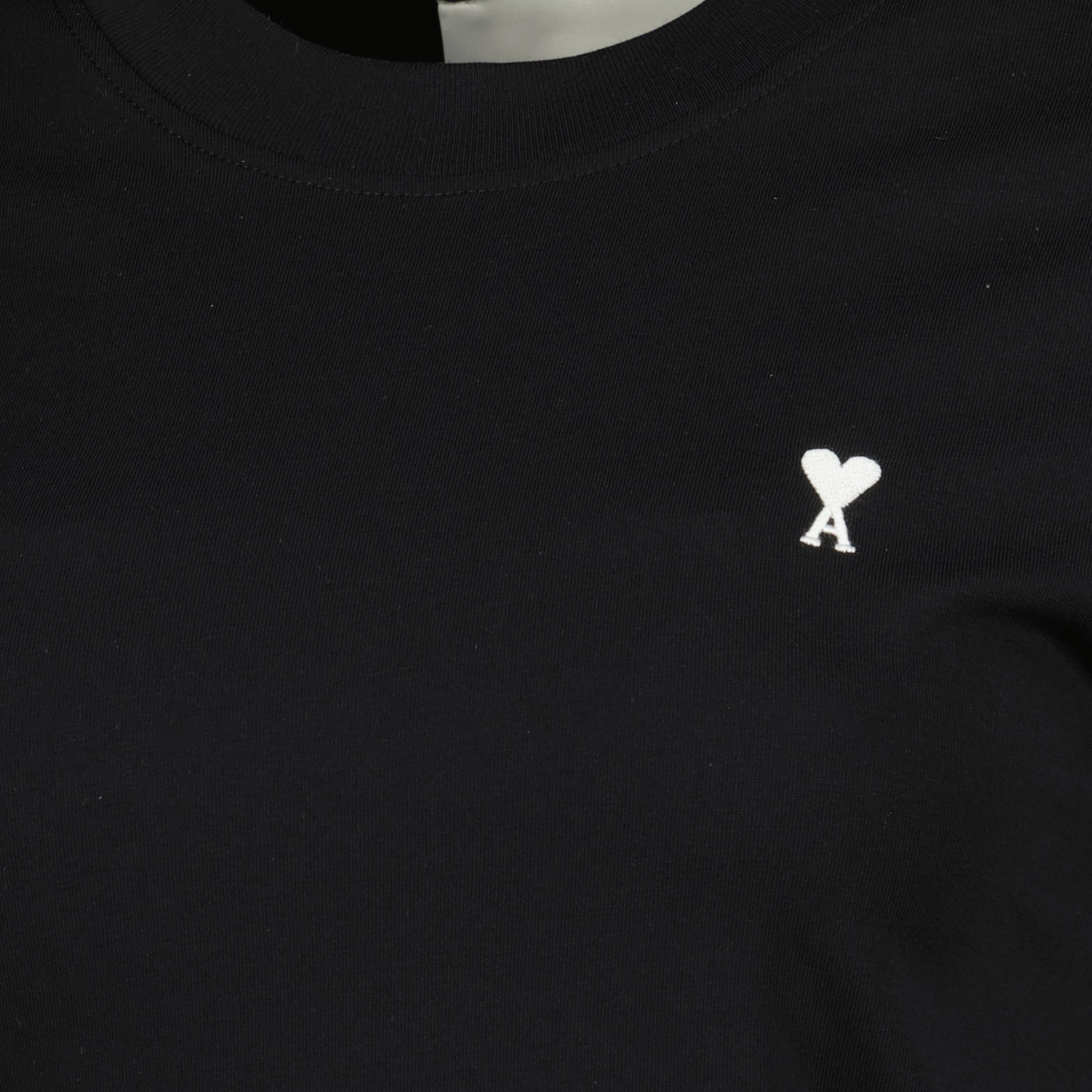 Image de l'article T-shirt AMI de coeur noir en coton de la marque Ami PARIS pour Femme - Saison Printemps-Été 2026 - Vue détaillée_1