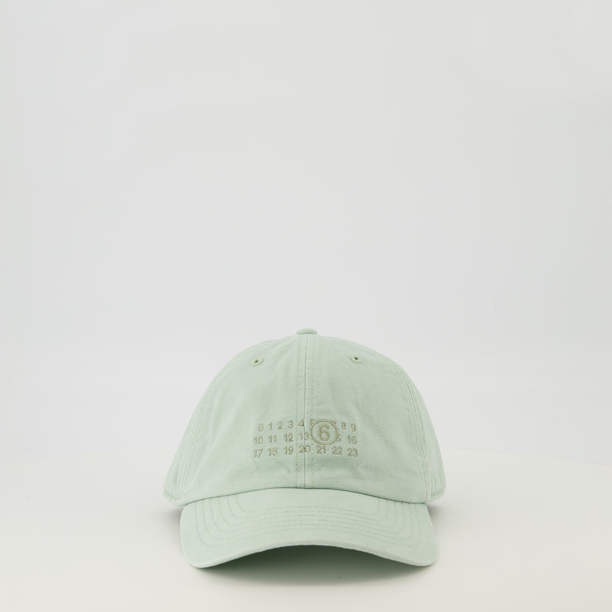 Image de l'article Casquette Numeric verte de la marque Mm6 pour Homme - Saison Printemps-Été 2026 - Vue de Face