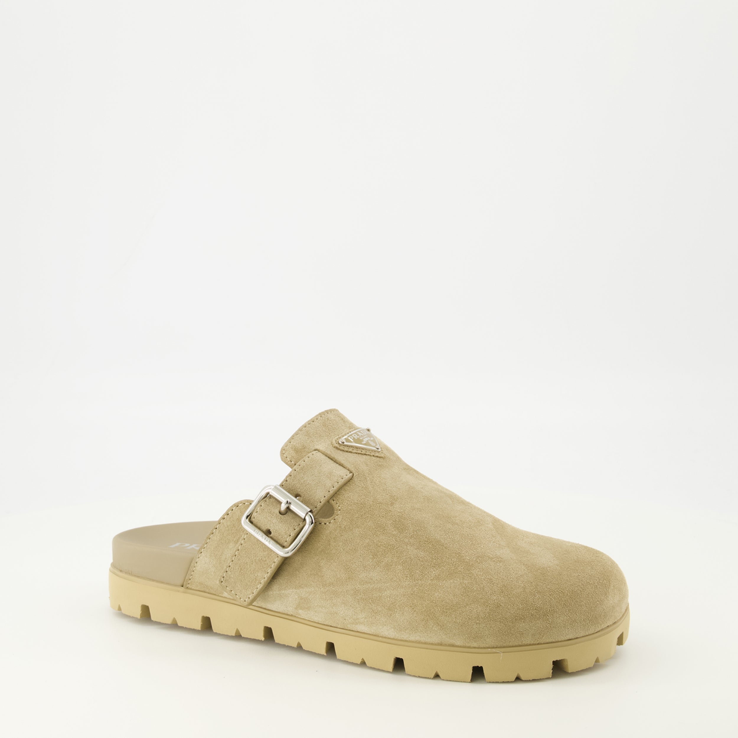 Image de l'article Mules en veau velours beige de la marque Prada pour Homme - Saison Printemps-Été 2026 - Vue trois quarts avant droite
