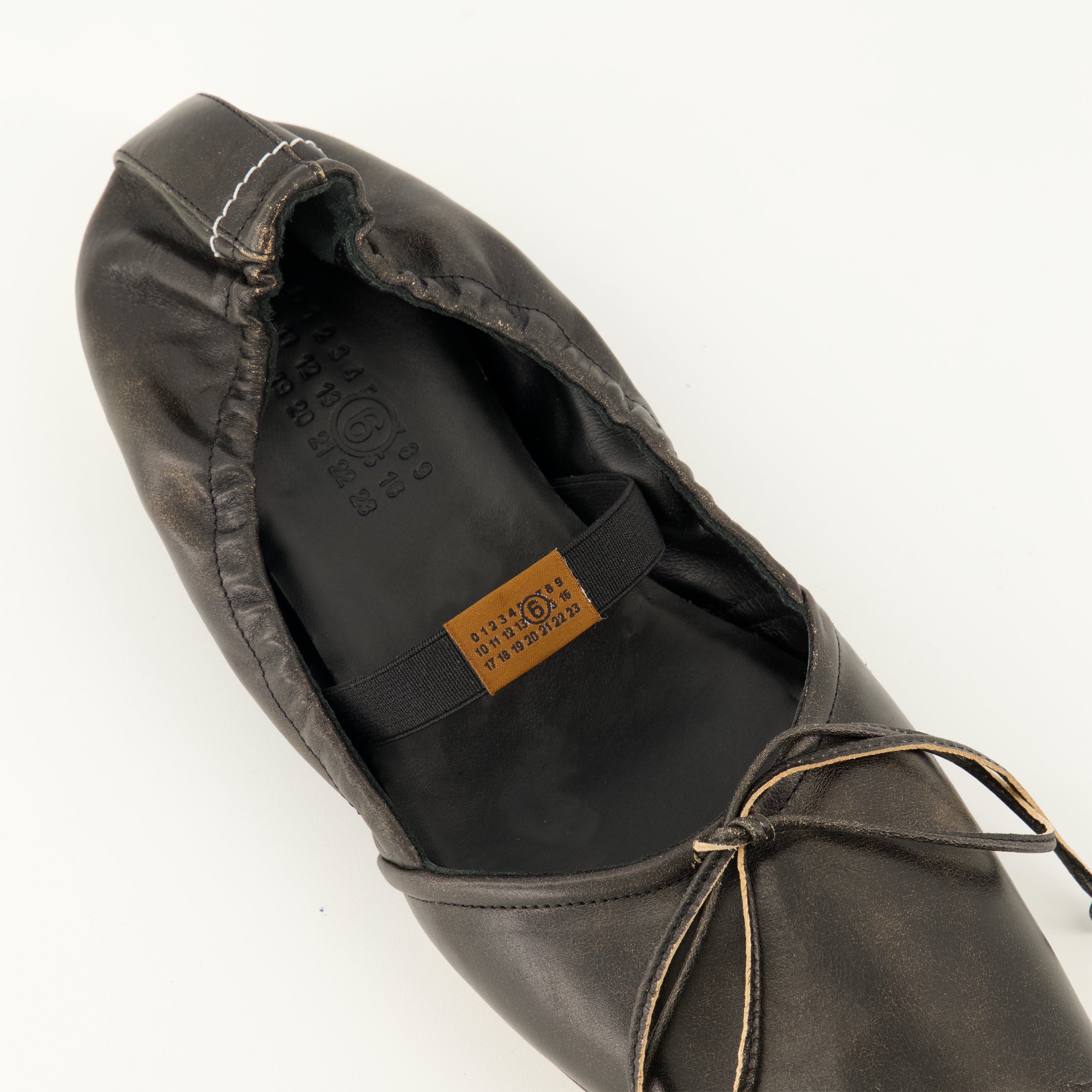 Chaussures plates Sapatilhas de Ballet em Couro Preto de Bico Quadrado Mm6 Noir Femme