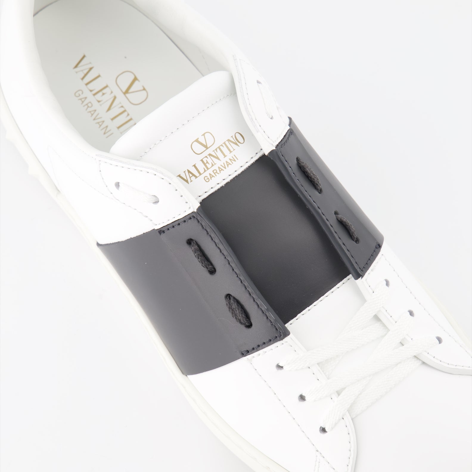 Baskets White and Black Open Sneakers in Leather Valentino Garavani Blanc Homme
