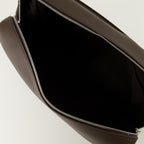 펜디 브랜드의 남성용 루이 백 이미지 - 2025년 가을-겨울 시즌 - 상세 보기_3