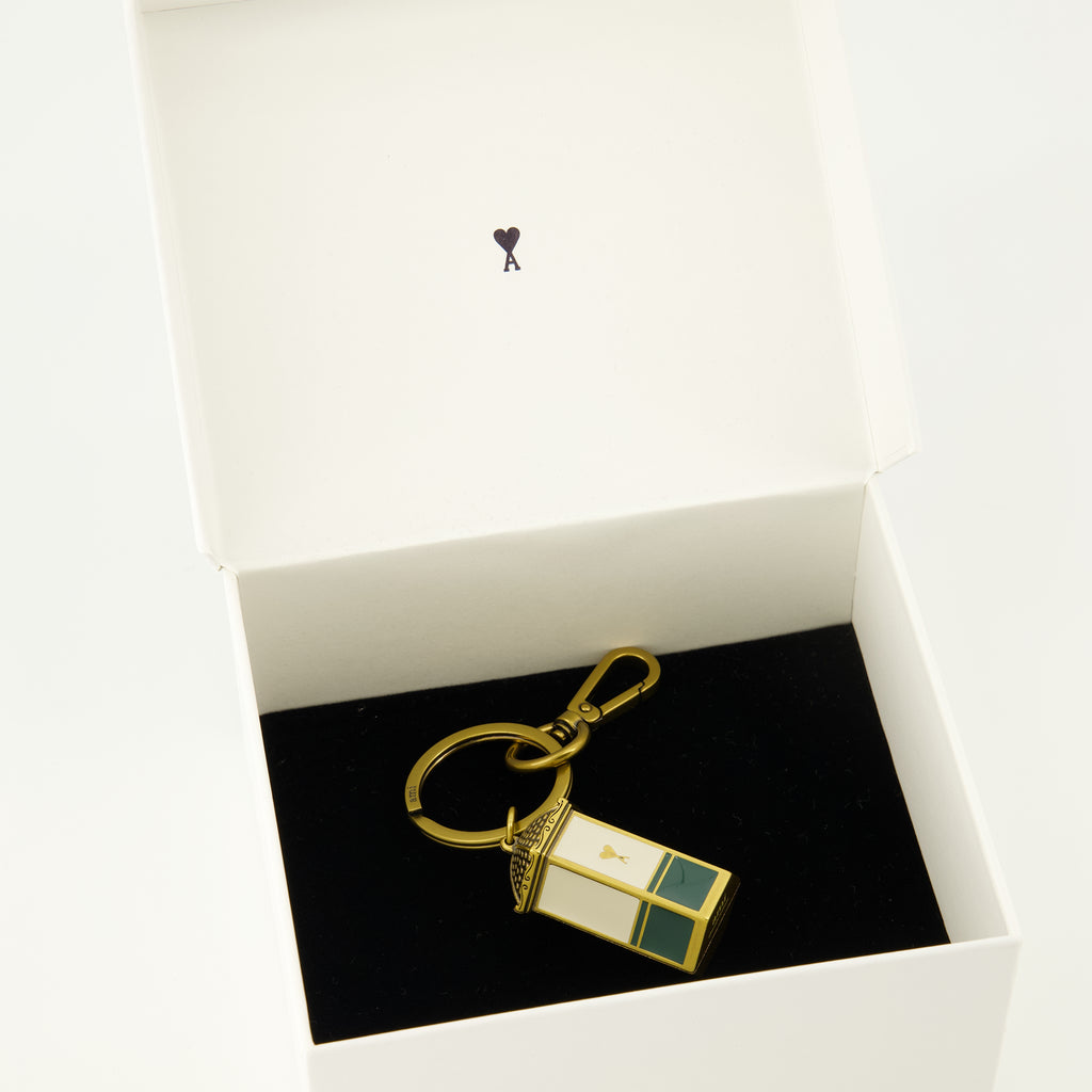 Immagine del portachiavi kiosk in metallo del marchio Ami PARIS per Unisex - Stagione Primavera-Estate 2026 - Vista Dettagliata_3