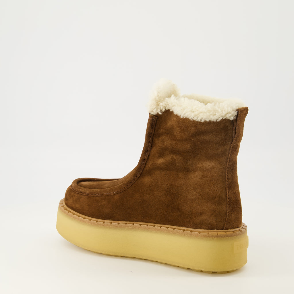 プラダのレディーススエードレザーアンクルブーツの画像 - 2025年秋冬シーズン - 右後方三角ビューポイント