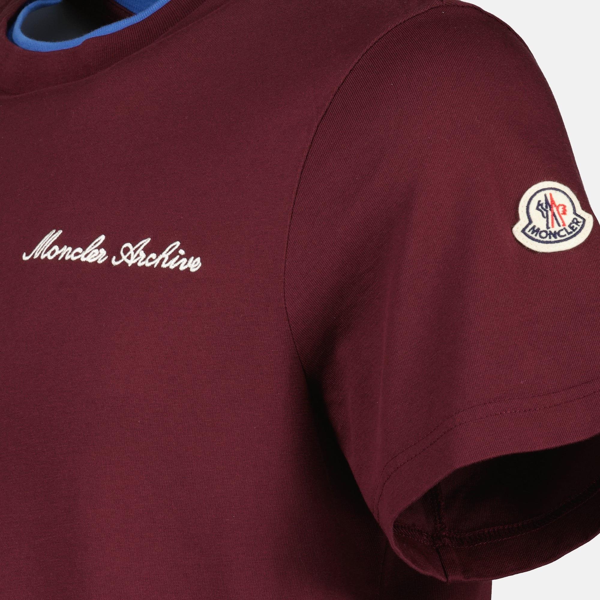 Immagine della T-shirt con logo ricamato bordeaux del marchio Moncler per Uomo - Stagione Primavera-Estate 2026 - Vista Dettagliata_1