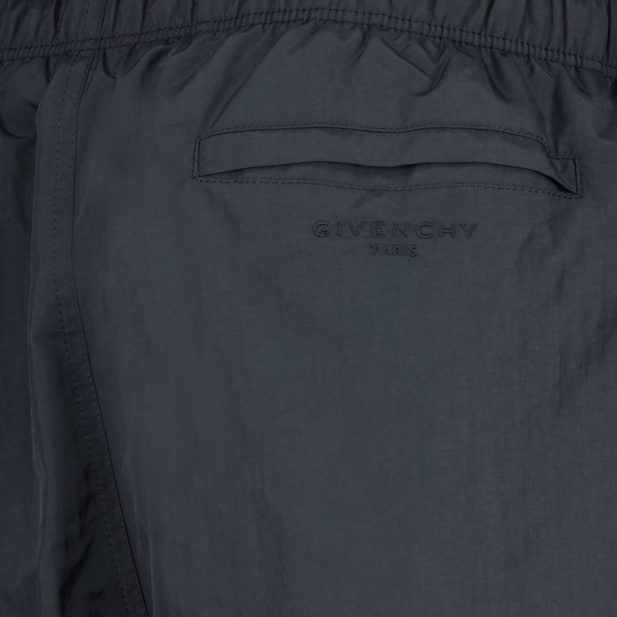 Image de l'article Short de bain noir de la marque Givenchy pour Homme - Saison Printemps-Été 2026 - Vue détaillée_2