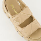 Chaussures ouvertes Sandales en cuir matelassé Prada Beige Femme