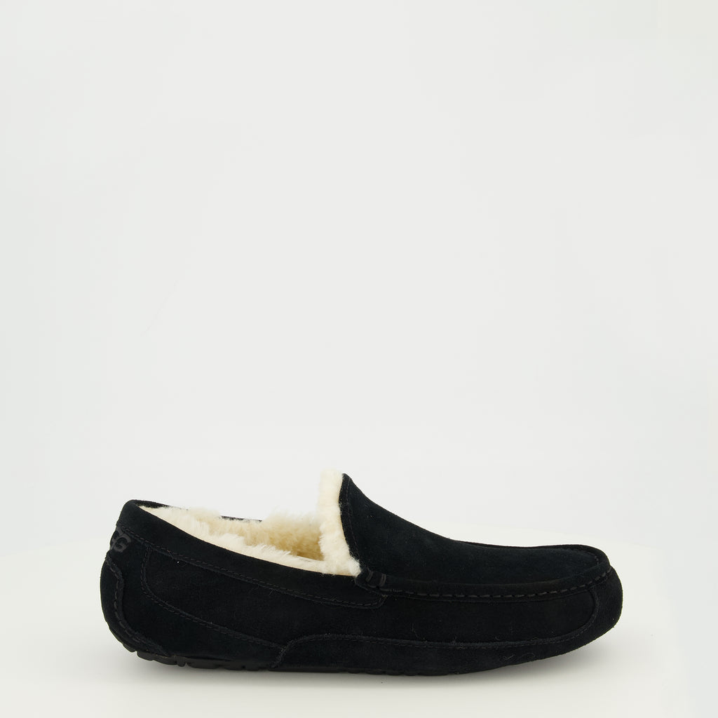 Image of the Ugg Ascot black slippers for men - Spring-Summer 2026 season - Right side view