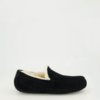 Image of the Ugg Ascot black slippers for men - Spring-Summer 2026 season - Right side view