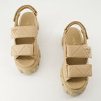 Chaussures ouvertes Sandales en cuir matelassé Prada Beige Femme