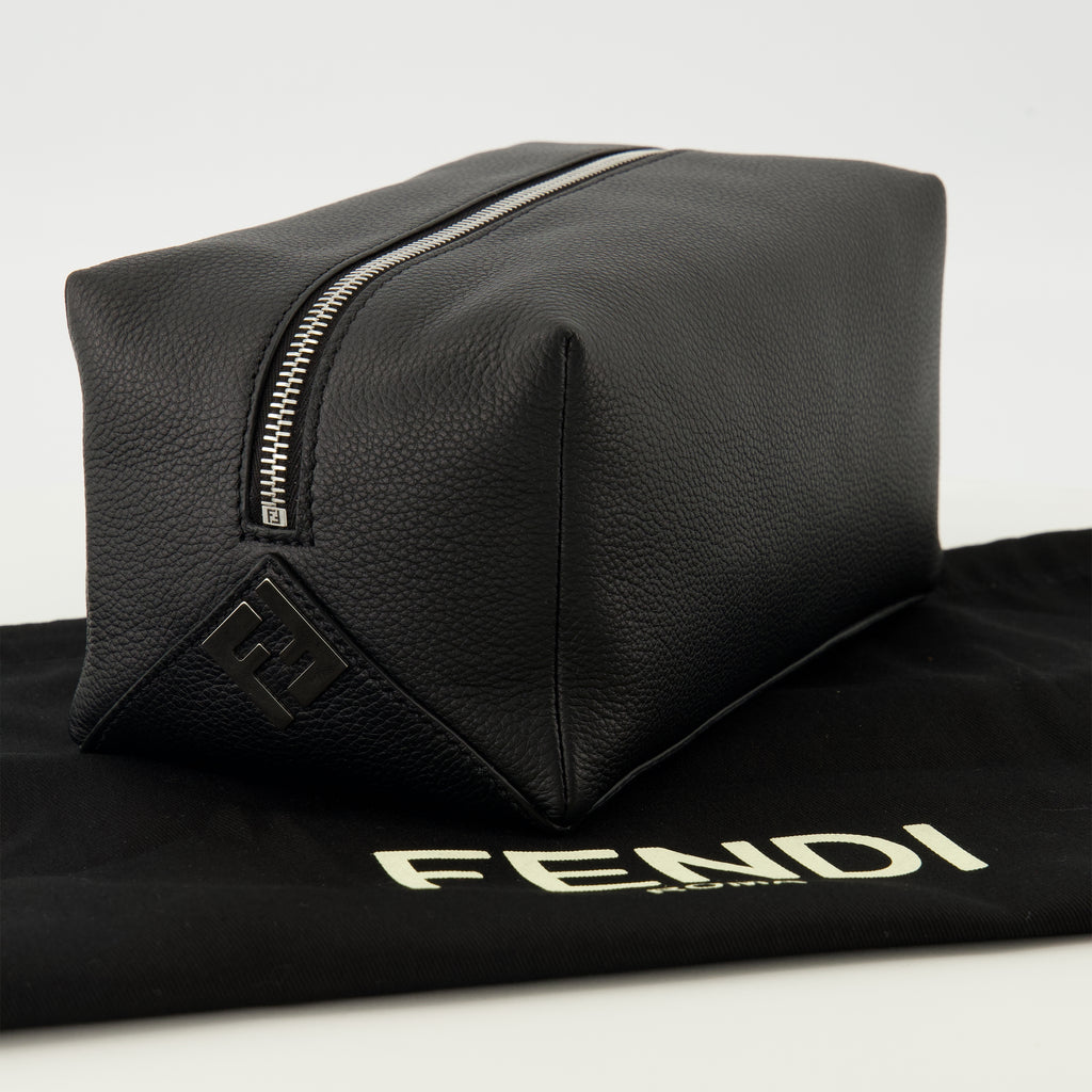 Imagem da clutch de couro preto Fendi Lui da marca Fendi para Mulheres - Coleção Primavera-Verão 2026 - Vista Detalhada_2