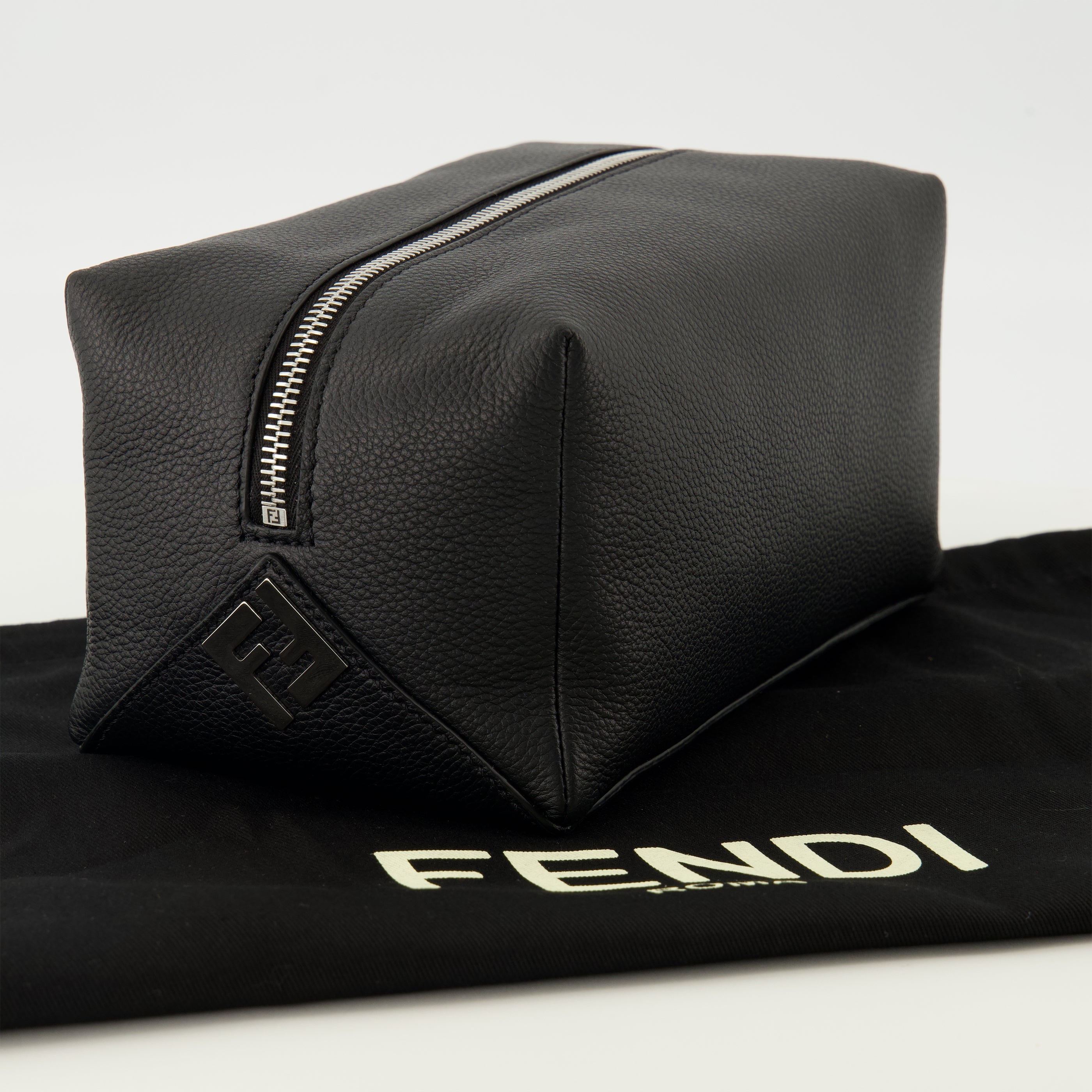 Imagem da clutch de couro preto Fendi Lui da marca Fendi para Mulheres - Coleção Primavera-Verão 2026 - Vista Detalhada_2