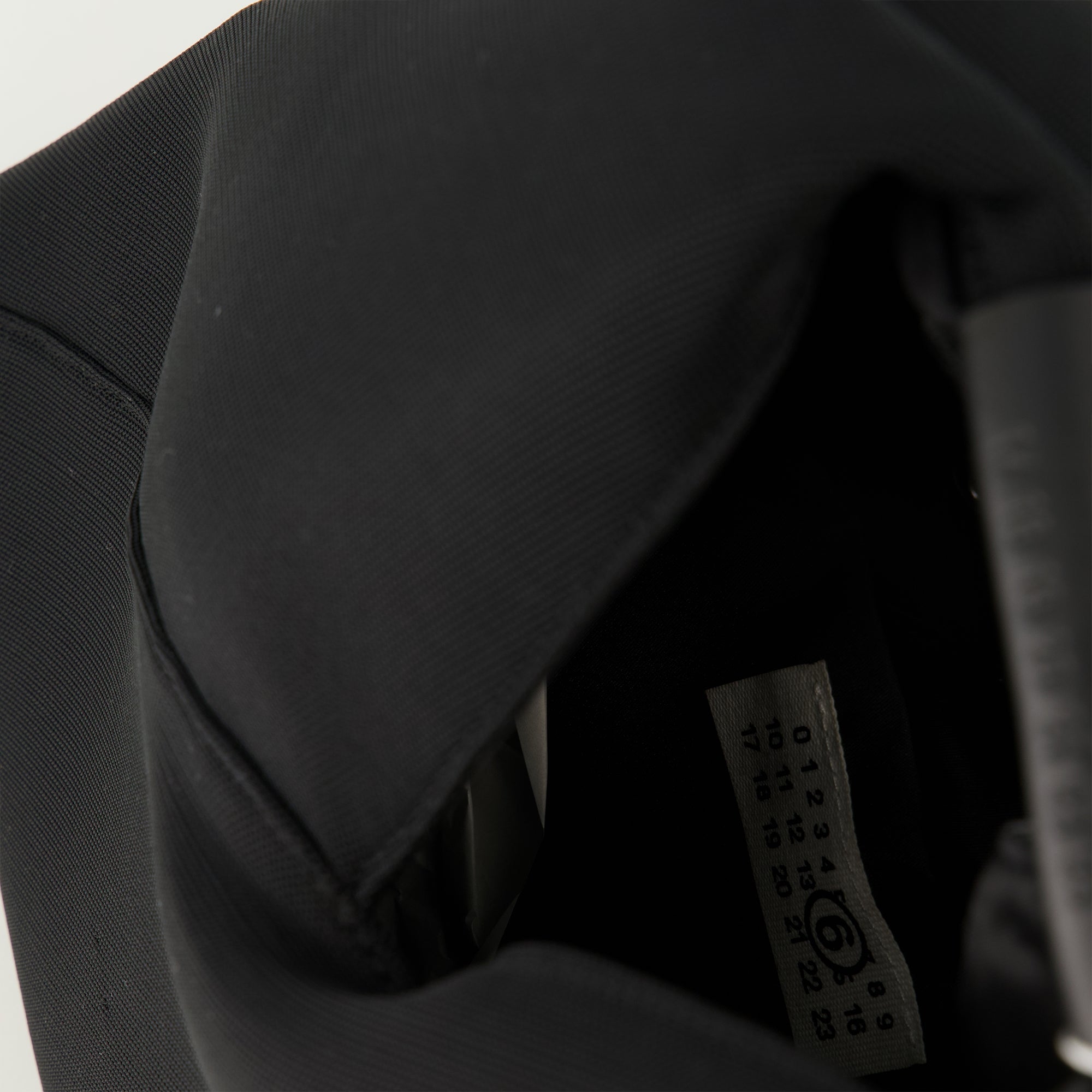 Image de l'article Sac Japanese petit noir de la marque Mm6 pour Femme - Saison Printemps-Été 2026 - Vue détaillée_3