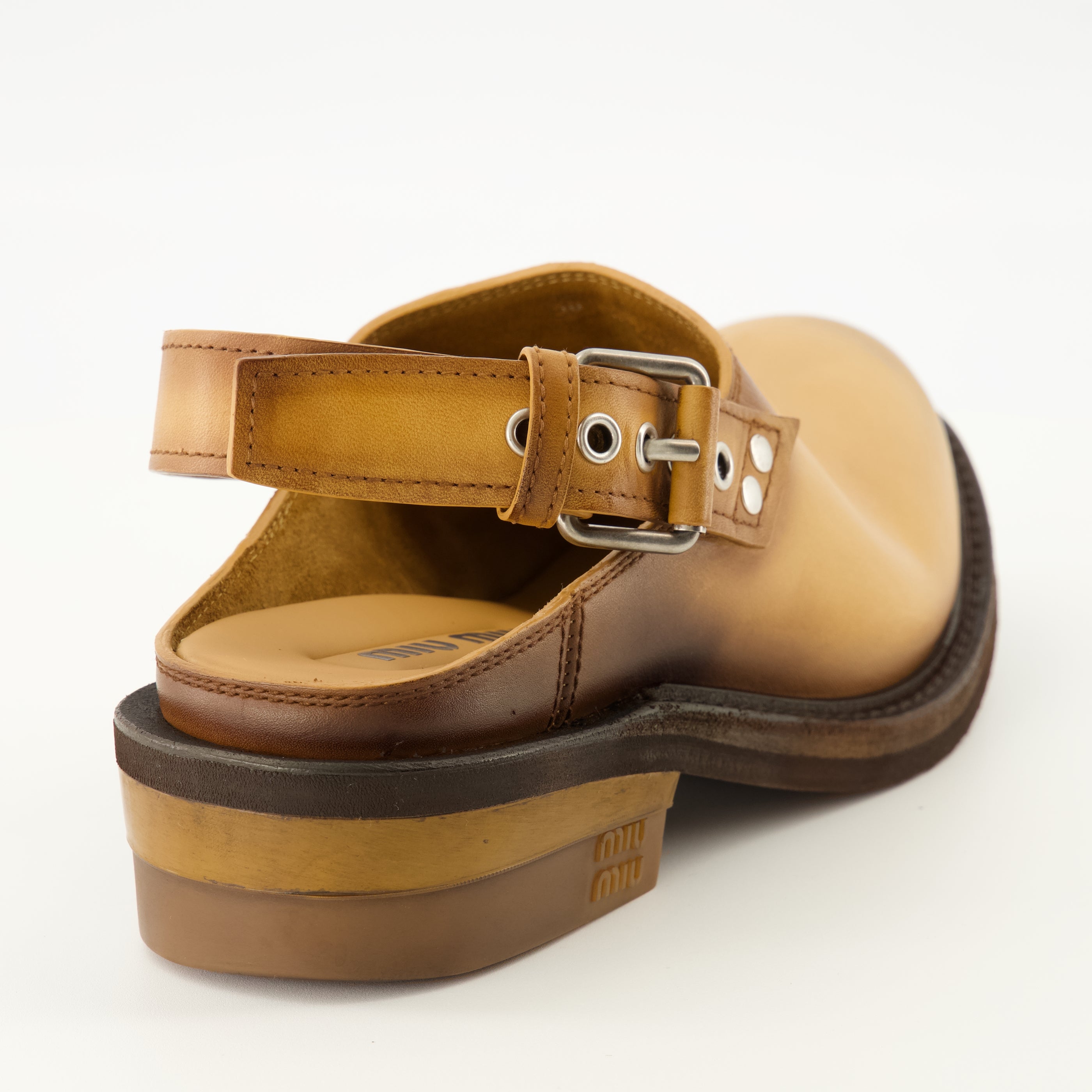 Chaussures ouvertes Mules en cuir Foule Miu Miu Marron Femme