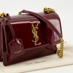 Imagem da bolsa Sunset em couro verniz bordô da marca Saint Laurent para Mulher - Temporada Outono-Inverno 2025 - Vista Detalhada_2
