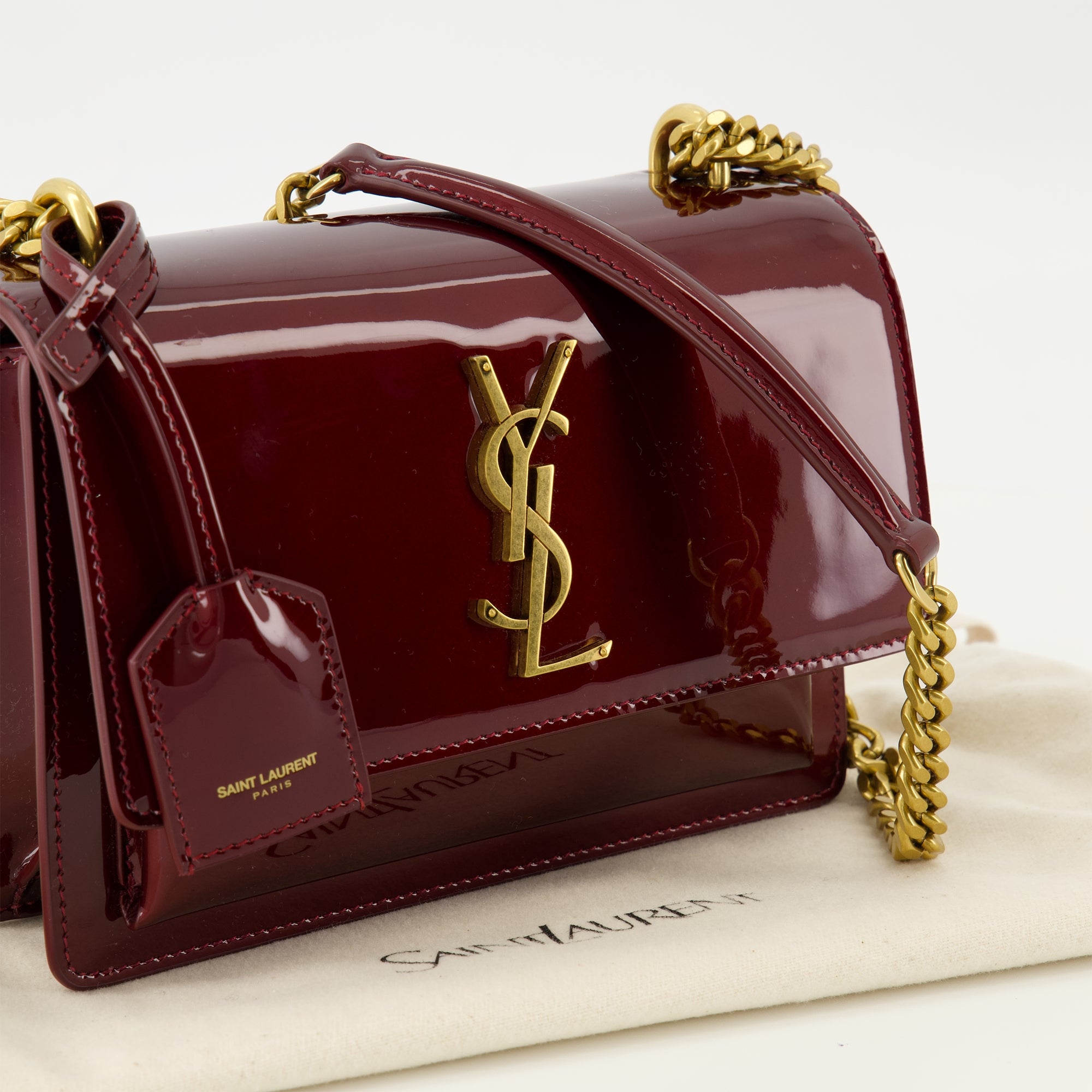Imagem da bolsa Sunset em couro verniz bordô da marca Saint Laurent para Mulher - Temporada Outono-Inverno 2025 - Vista Detalhada_2
