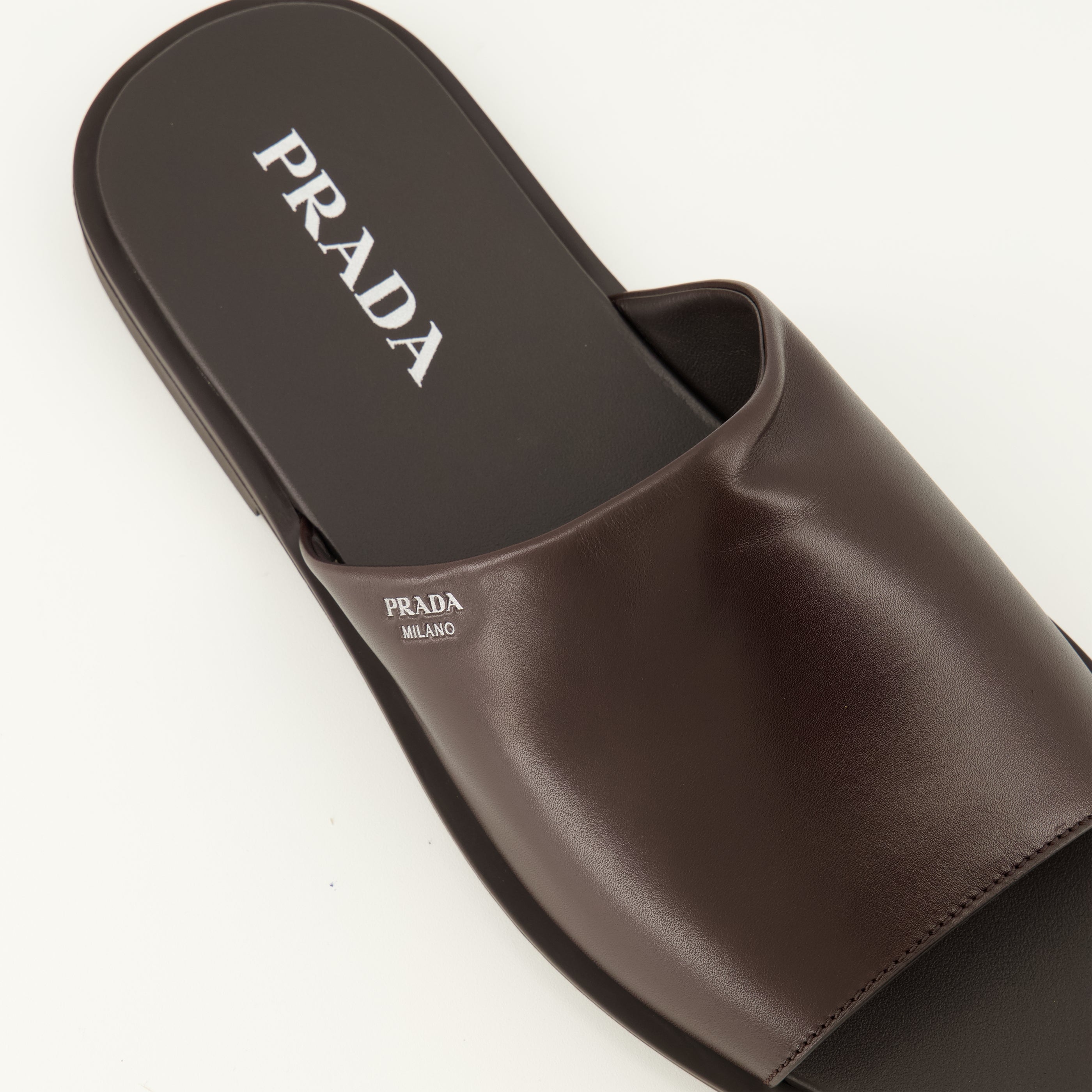 Chaussures ouvertes Mules en cuir marron Prada Marron Homme