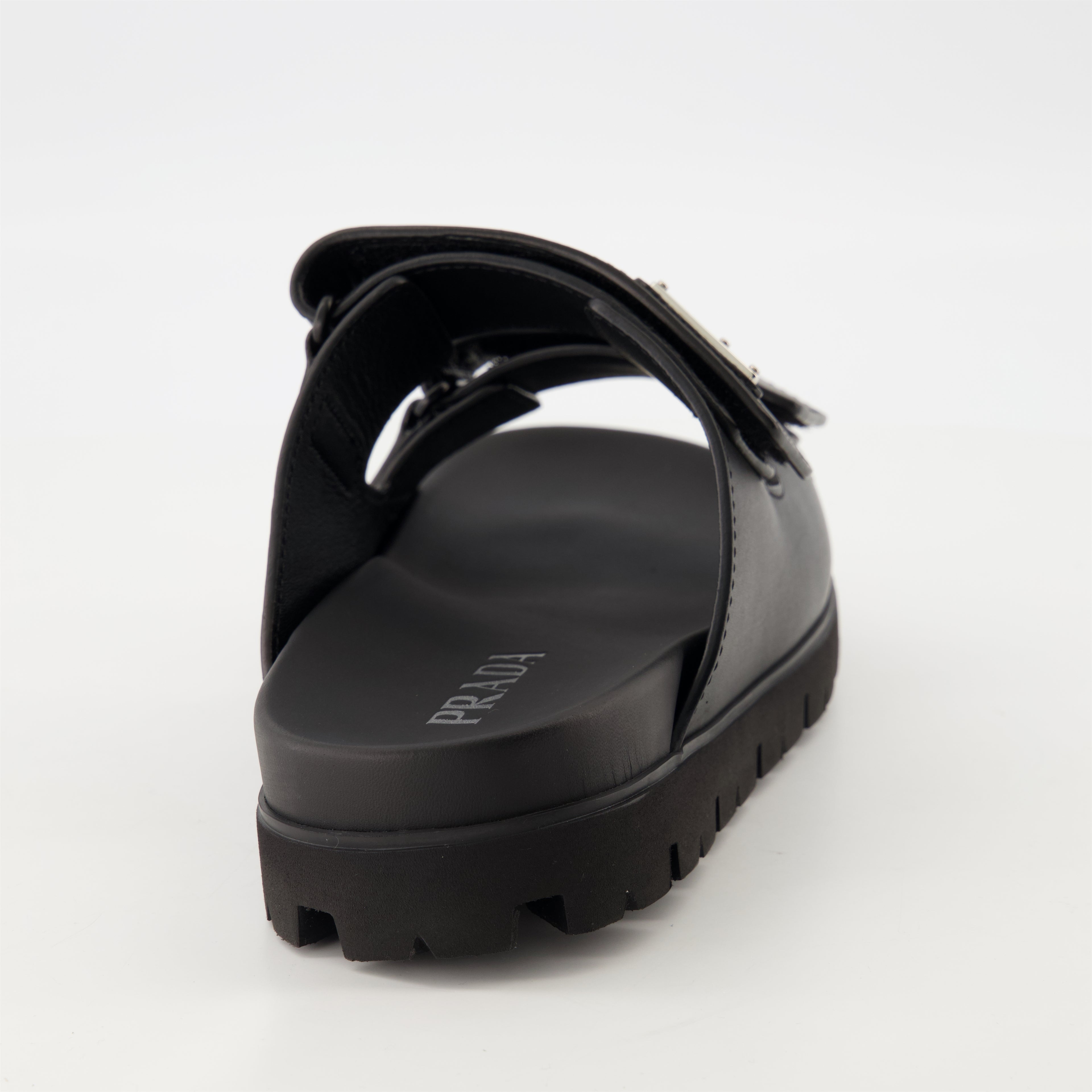 Chaussures ouvertes Claquettes en cuir Prada Noir Homme