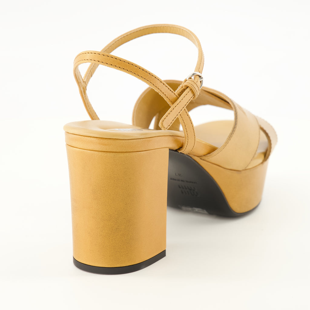 Chaussures ouvertes Sandali con tacco in pelle marrone Miu Miu Beige Femme