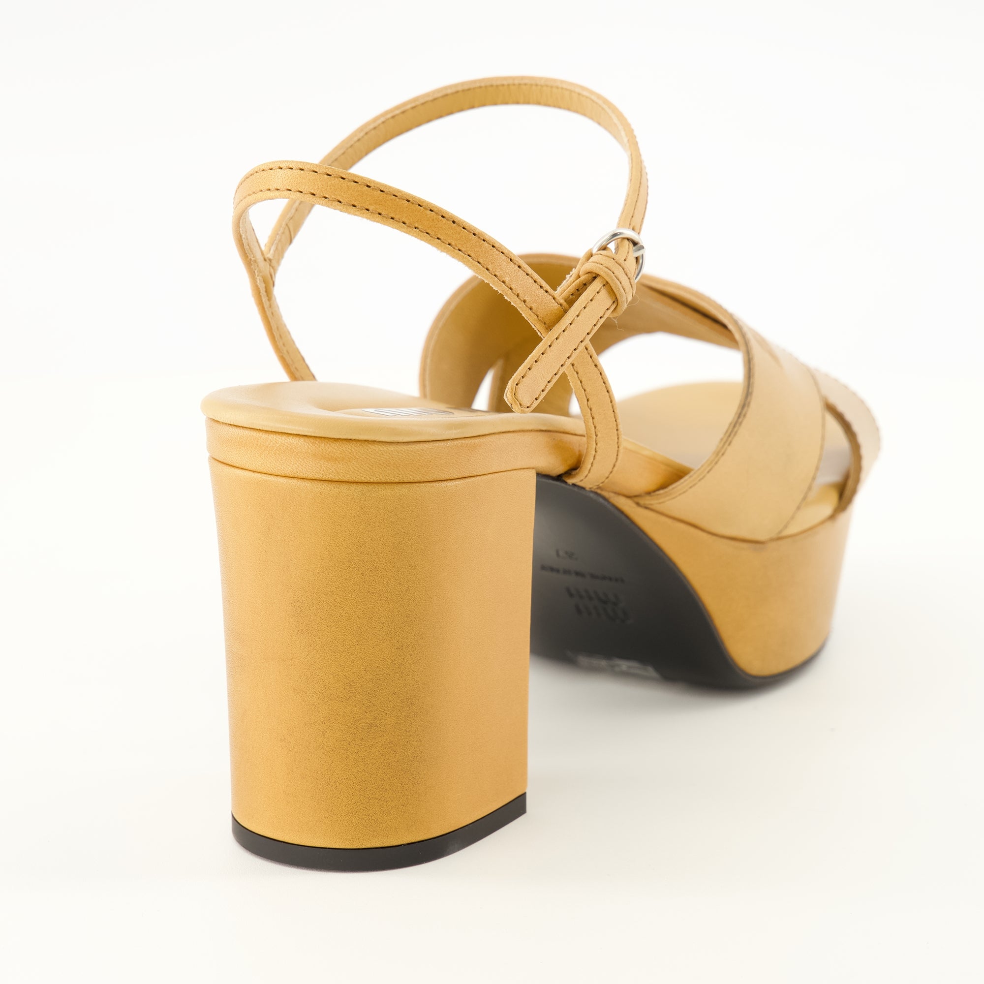 Chaussures ouvertes ブラウンレザーのヒールサンダル Miu Miu Beige Femme