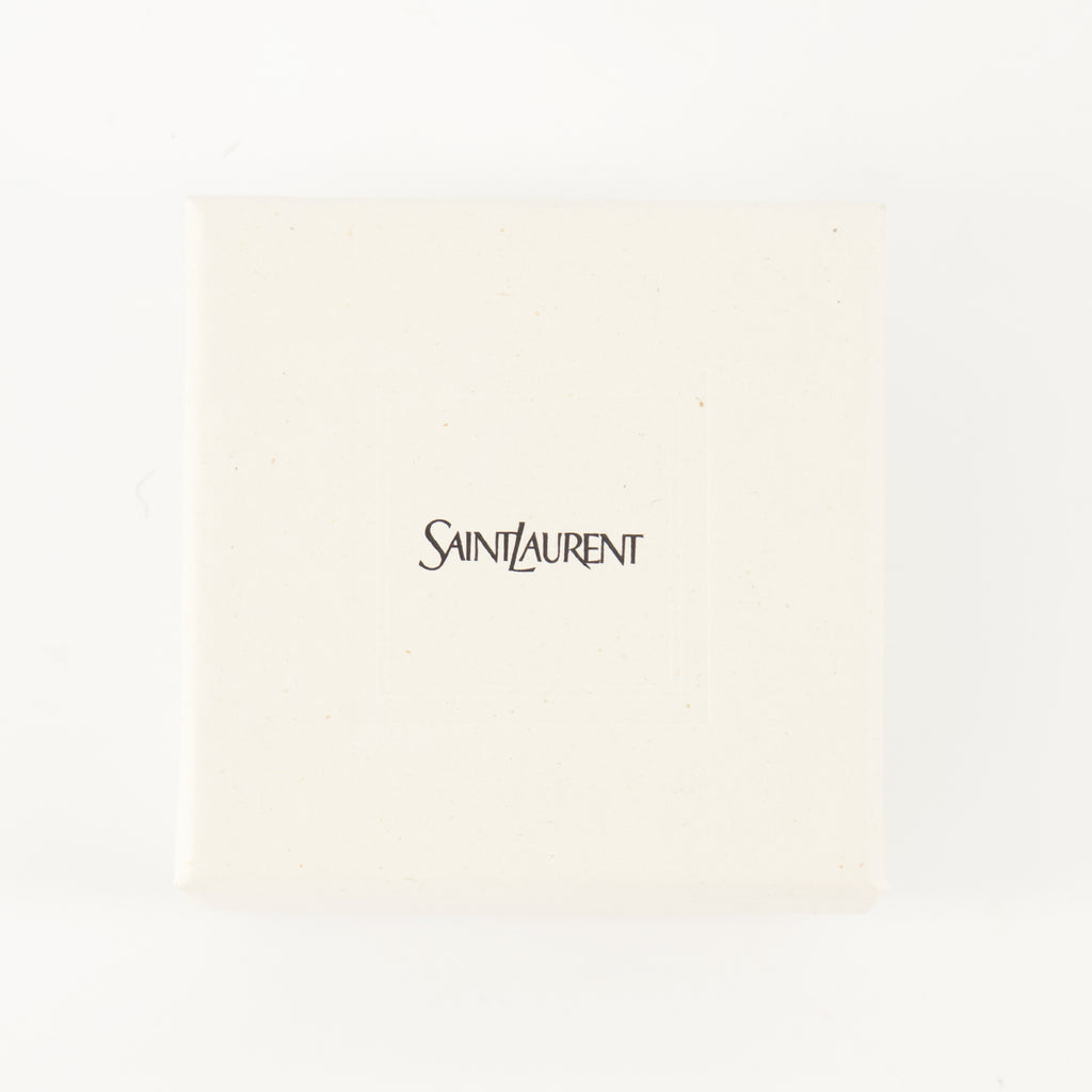 Immagine dell'orecchino Cassandre del marchio Saint Laurent per Donna - Stagione Autunno-Inverno 2025 - Vista Dettagliata_3