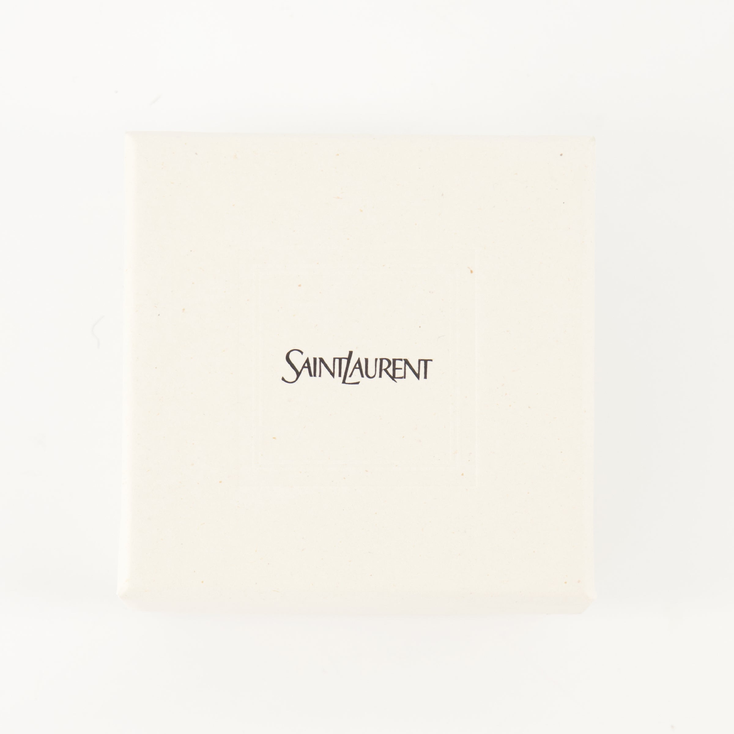 Immagine dell'orecchino Cassandre del marchio Saint Laurent per Donna - Stagione Autunno-Inverno 2025 - Vista Dettagliata_3