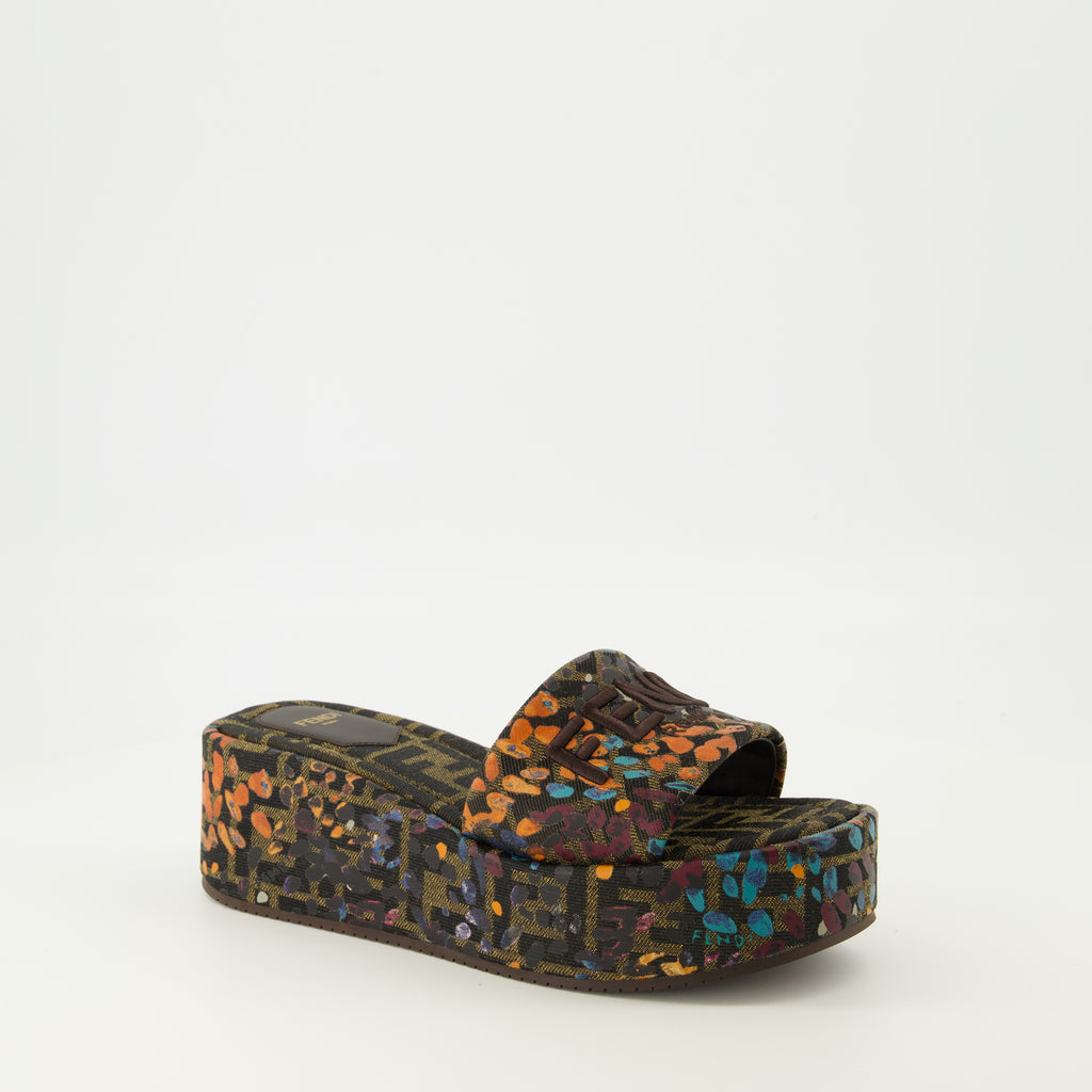 Imagem das mules de salto plataforma com padrão floral FF da Fendi para Mulher - Coleção Primavera-Verão 2026 - Vista Traseira