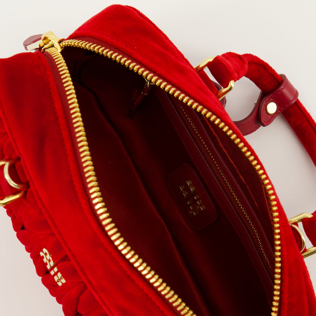 Image de l'article Sac Arcadie en velours matelassé rouge de la marque Miu Miu pour Femme - Saison Printemps-Été 2026 - Vue détaillée_3